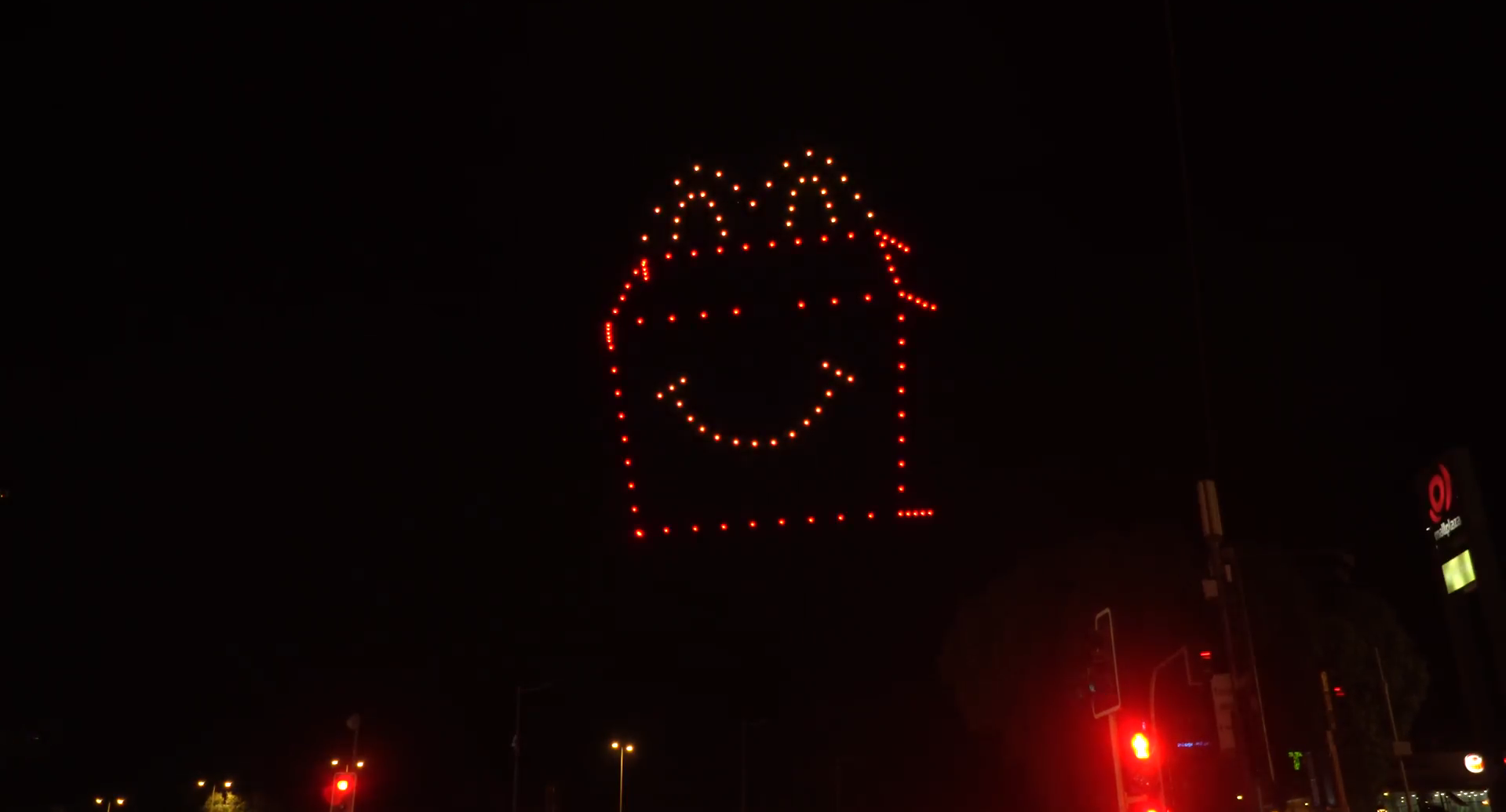 Cajita Feliz dibujada con drones en el cielo
