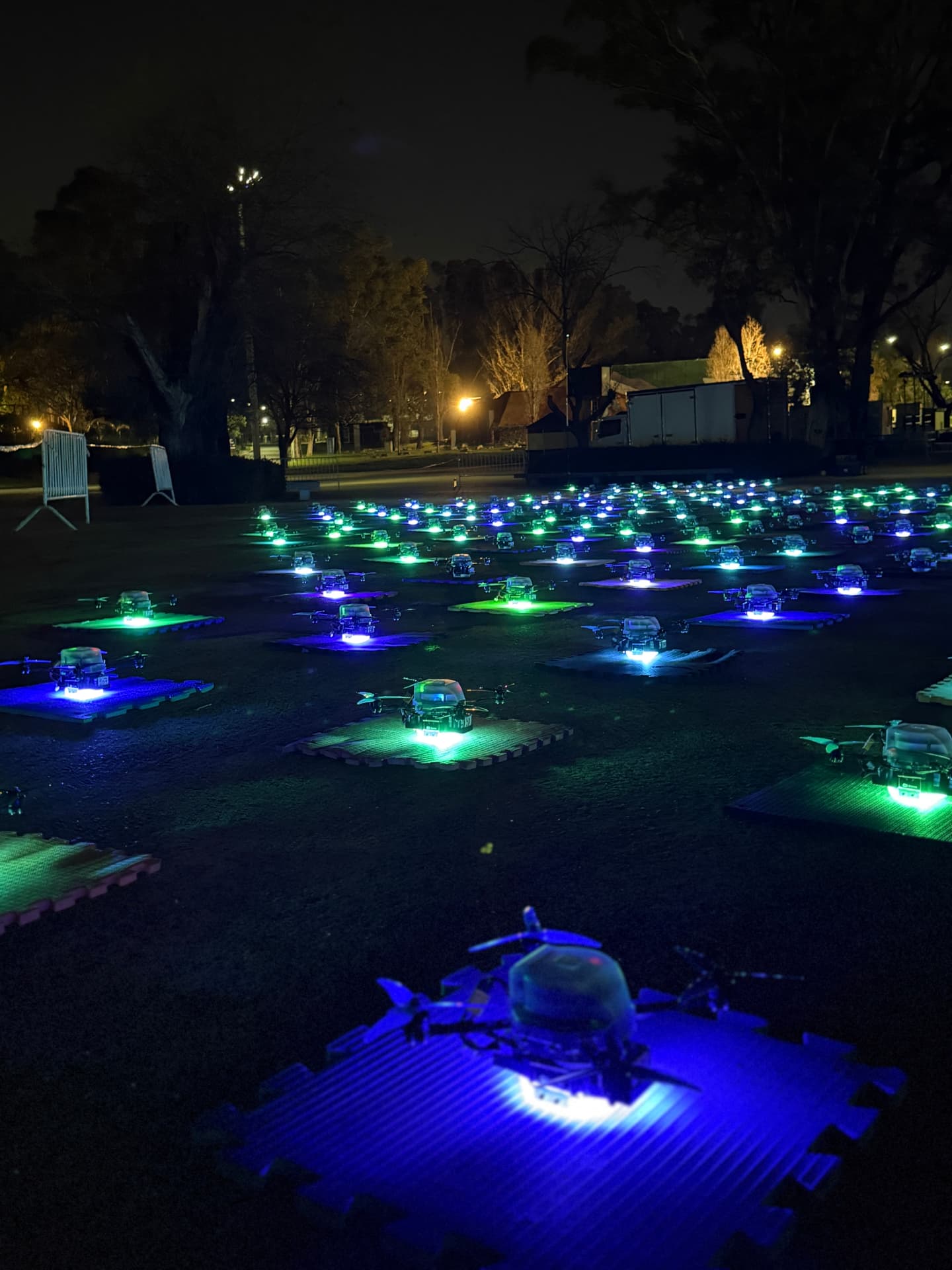 Flota de drones lista para despegar antes del show
