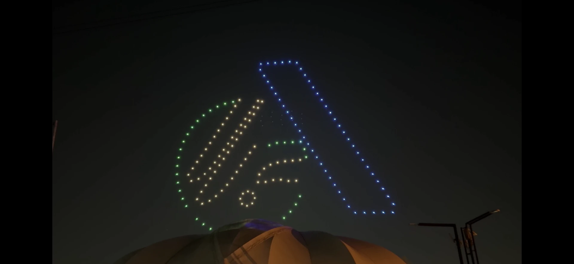 Isologo de Advanta formado por drones en el cielo