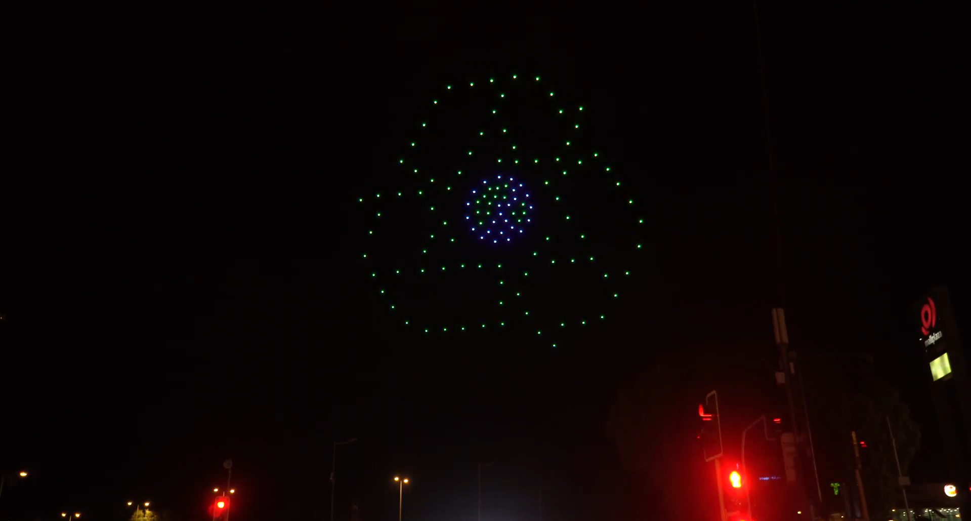 Símbolo de reciclaje formado por drones