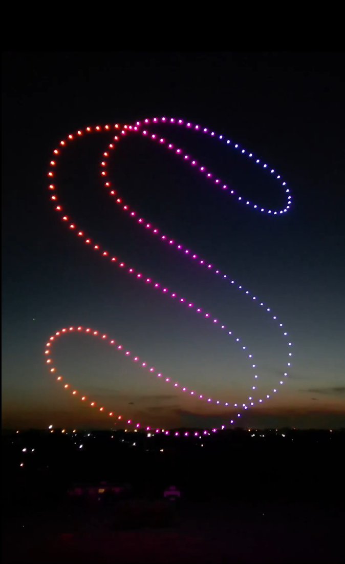 Isotipo de Singular Stories formado por drones en el cielo