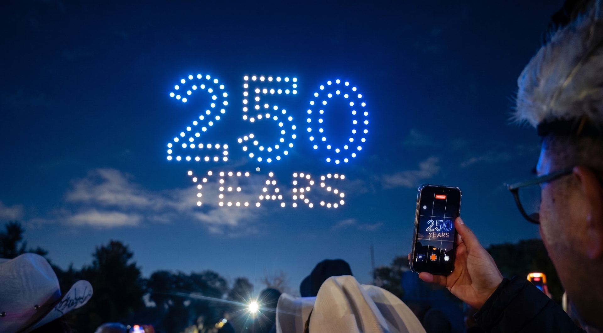 Mensaje 250 YEARS formado por drones y filmado por el público