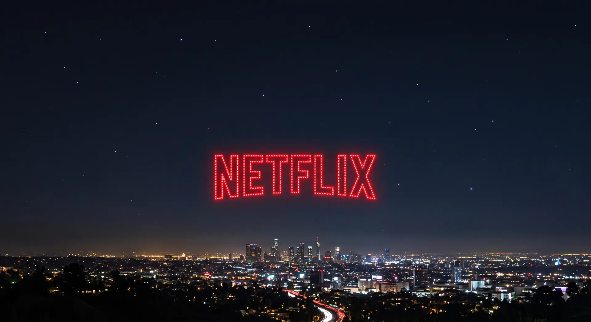 Logo de Netflix formado por drones rojos sobre la ciudad de noche