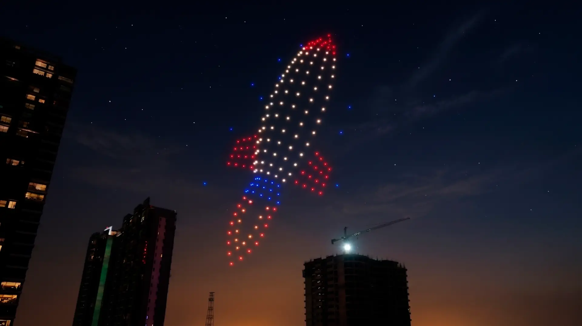 Cohete formado por drones sobre los edificios de Puerto Madero en el show de lanzamiento de Singular Stories
