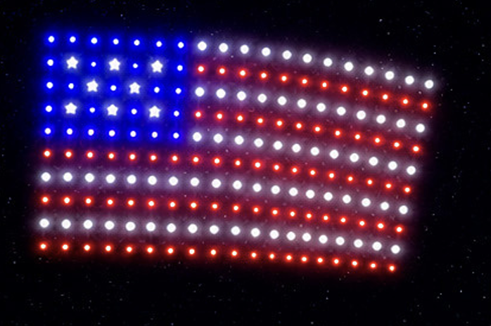 Show de drones formando la bandera de Estados Unidos